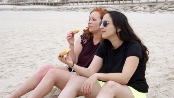 Les Jeunes Femmes Mangent Des Beignets Plage Plan Ralenti — Video