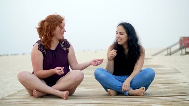 Yaz Güneşi Sahilde Eğlence Kızlar Rahatlar Okyanus Kıyısında Iyi Vakit — Stok video