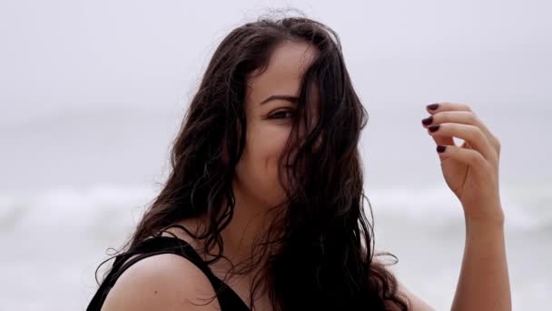 Piękna Dziewczyna Bawi Się Plaży Nabrzeżu Letnie Wakacje Slow Motion — Wideo stockowe