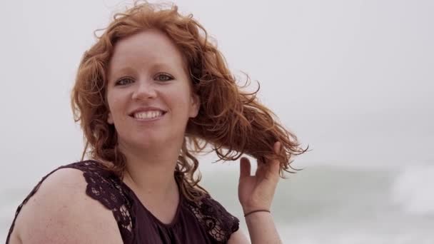 Junge Frau Entspannt Sich Während Ihres Sommerurlaubs Strand Zeitlupe — Stockvideo