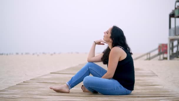 Día Relajante Sin Preocupaciones Playa Hermosas Chicas Vacaciones Verano Toma — Vídeos de Stock