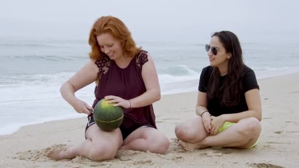 Mädchen Genießen Ihren Sommerurlaub Strand Entspannung Pur Zeitlupenaufnahme — Stockvideo