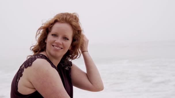 아름다운 아가씨가 여름철 동작으로 해변에서 재미있게 — 비디오