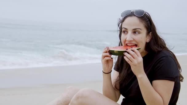 Zomer Zon Plezier Het Strand Meisjes Ontspannen Hebben Een Geweldige — Stockvideo