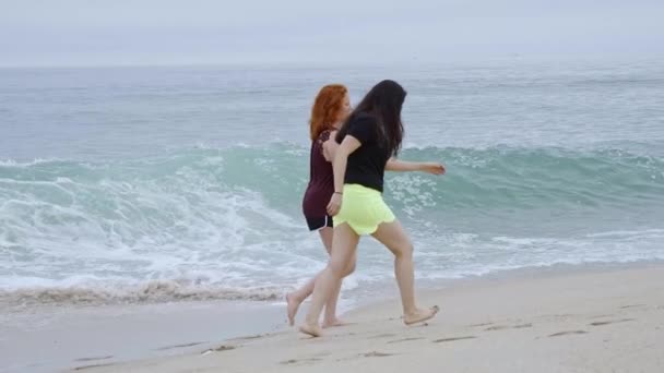 Bieganie Piaszczystej Plaży Nad Oceanem Letnie Wakacje Strzał Zwolnionym Tempie — Wideo stockowe