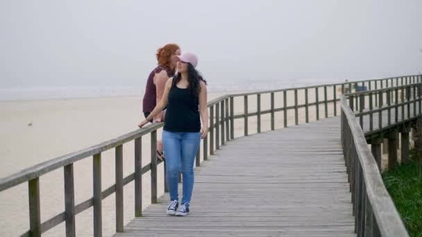 Молодые Женщины Прекрасно Проводят Время Берегу Моря Пляжный Отдых Замедленная — стоковое видео