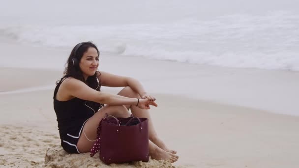 Mujer Joven Relaja Playa Durante Sus Vacaciones Verano Toma Cámara — Vídeos de Stock