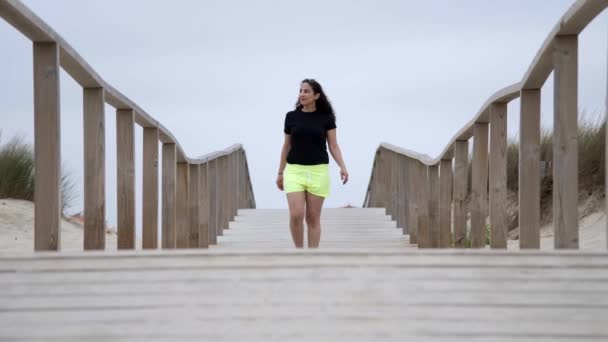 Mooi Meisje Heeft Plezier Het Strand Aan Oceaan Zomervakantie Slow — Stockvideo