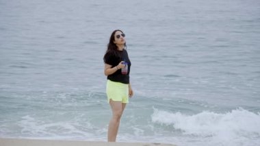 Okyanusta kumlu bir sahilde koşmak - yaz tatili - yavaş çekim