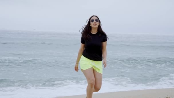 Όμορφο Κορίτσι Διασκεδάζει Στην Παραλία Του Ωκεανού Καλοκαιρινές Διακοπές Αργή — Αρχείο Βίντεο