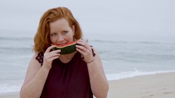 Bella Donna Mangia Anguria Sulla Spiaggia Colpo Rallentatore — Video Stock