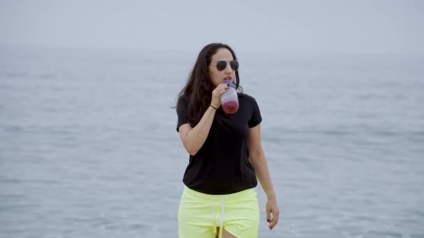 Jovem Relaxa Praia Durante Suas Férias Verão Tiro Câmera Lenta — Vídeo de Stock