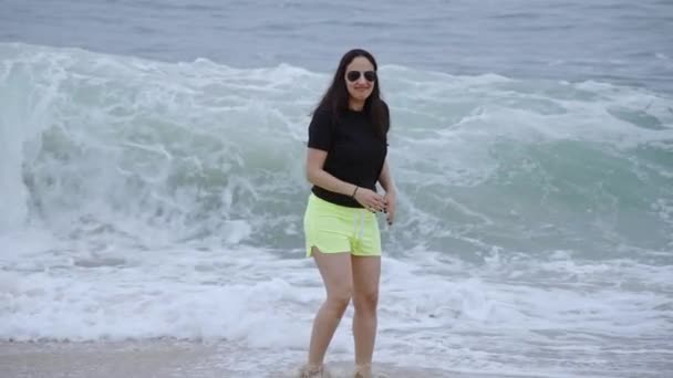 Красива Дівчина Розважається Пляжі Березі Океану Літні Канікули Повільний Рух — стокове відео
