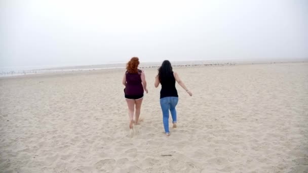 美しい女の子は海辺の砂浜を歩く スローモーションショット — ストック動画