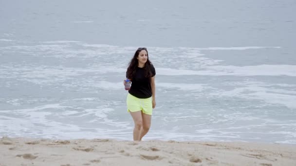 Hermosa Chica Camina Una Playa Arena Frente Del Mar Toma — Vídeos de Stock