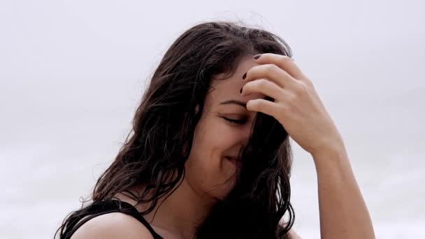 Menina Bonita Posa Para Câmera Enquanto Sentado Praia Tiro Câmera — Vídeo de Stock