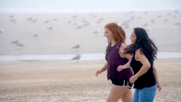 Meninas Desfrutar Suas Férias Verão Praia Puro Relaxante Tiro Câmera — Vídeo de Stock