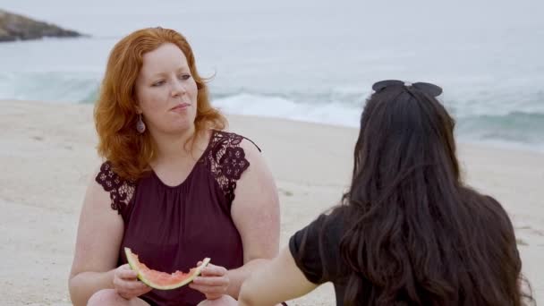 Entspannung Strand Beim Essen Einer Wassermelone Zeitlupenaufnahme — Stockvideo