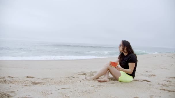 Dvě Dívky Jedí Vodní Meloun Pláži Zpomalený Záběr — Stock video