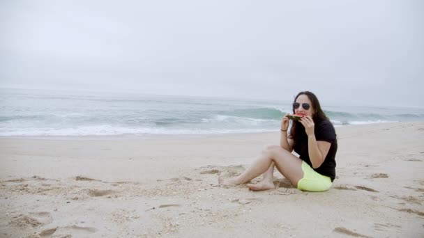 若い女性は彼女の夏休みの間にビーチでリラックス スローモーションショット — ストック動画