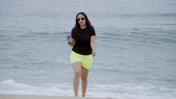 Über Einen Sandstrand Meer Laufen Sommerurlaub Zeitlupenaufnahme — Stockvideo