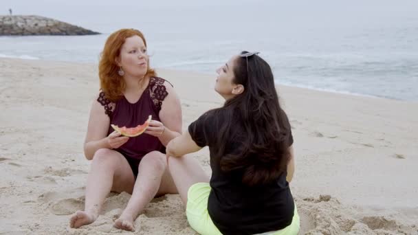 Día Relajante Sin Preocupaciones Playa Hermosas Chicas Vacaciones Verano Toma — Vídeos de Stock