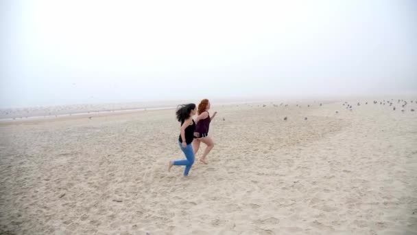 Dia Relaxante Despreocupado Praia Meninas Bonitas Nas Férias Verão Tiro — Vídeo de Stock