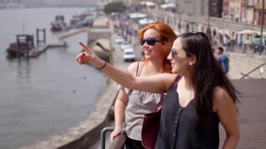 Portekiz 'de Porto' ya gezmeye giden iki kadın. Seyahat görüntüleri.