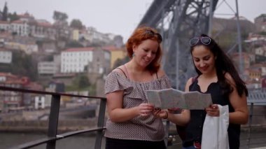Portekiz 'de Porto' ya gezmeye giden iki kadın. Seyahat görüntüleri.