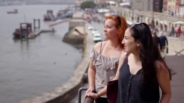 Portekiz 'de Porto şehrini keşfeden iki kız. Seyahat görüntüleri.