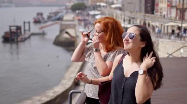Portekiz 'de Porto şehrini keşfeden iki kız.  