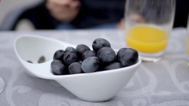 Comer Aceitunas Frescas Restaurante Imágenes Viaje — Vídeo de stock