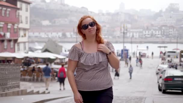 Νεαρή Γυναίκα Ταξιδεύει Στο Πόρτο Για Αξιοθέατα Στην Πορτογαλία Ταξιδιωτικό — Αρχείο Βίντεο