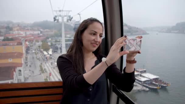 Mujer Joven Oporto Monta Teleférico Teleférico Gaia Imágenes Viaje — Vídeo de stock