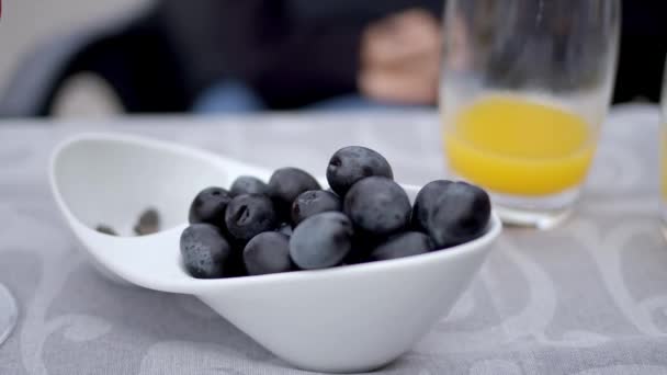 Comer Aceitunas Frescas Restaurante Imágenes Viaje — Vídeo de stock