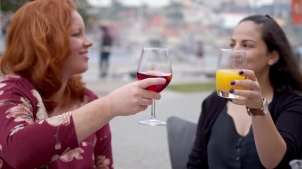 Zwei Mädchen Haben Eine Tolle Zeit Porto Sommerurlaub Reiseaufnahmen — Stockvideo