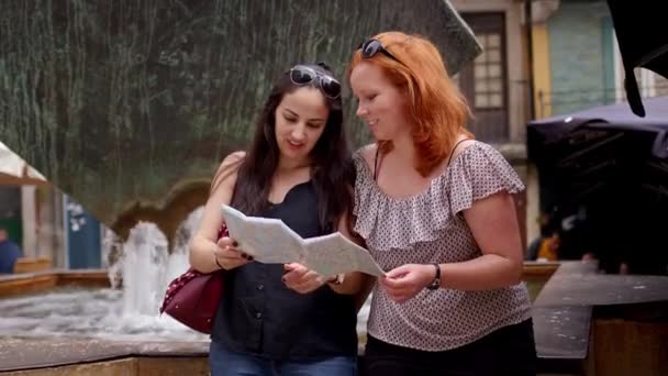 Dos Chicas Revisando Destinos Mapa Imágenes Viajes — Vídeos de Stock