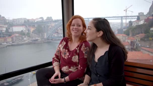 Dos Niñas Exploran Ciudad Oporto Portugal Imágenes Viaje — Vídeo de stock