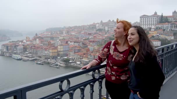 Duas Raparigas Exploram Cidade Porto Portugal Imagens Viagem — Vídeo de Stock