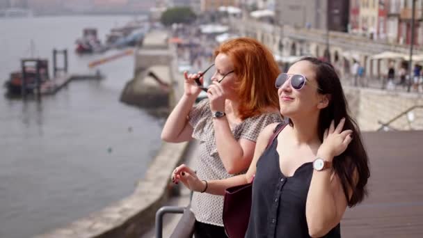 Zwei Mädchen Erkunden Die Stadt Porto Portugal — Stockvideo