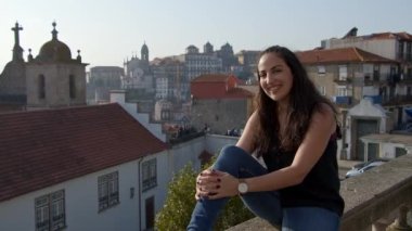 Porto 'nun tarihi bölgesinde genç ve mutlu bir kadın  