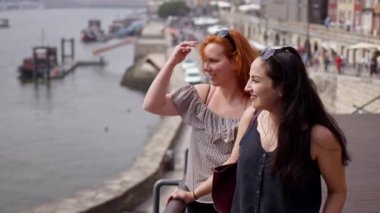 Portekiz 'de Porto' ya gezmeye giden iki kadın.  