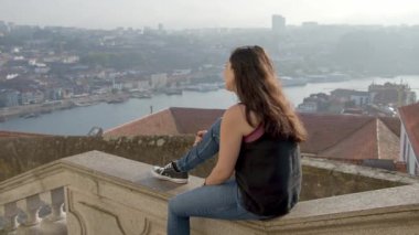 Porto 'daki genç kadın Gaia' nın teleferik teleferiğine biniyor. 
