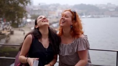 Portekiz 'de Porto şehrini keşfeden iki kız. 