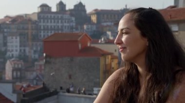 Portekiz 'de Porto' nun çatısındaki genç kadın - seyahat görüntüleri