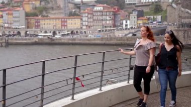 Portekiz 'de Porto' ya gezmeye giden iki kadın. Seyahat görüntüleri.