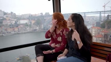Porto şehrindeki Gaia 'nın teleferik tramvayındaki turistler - seyahat görüntüleri