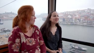 Porto şehrindeki Gaia 'nın teleferik tramvayındaki turistler - seyahat görüntüleri