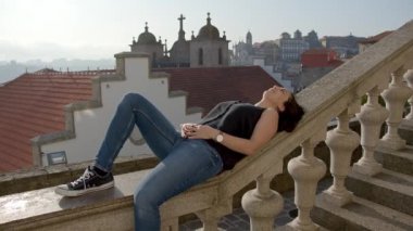 Portekiz 'in Porto şehrinde sevimli bir kız. Seyahat görüntüleri.