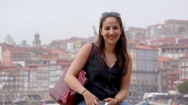 Portekiz 'in Porto şehrinde sevimli bir kız. Seyahat görüntüleri.